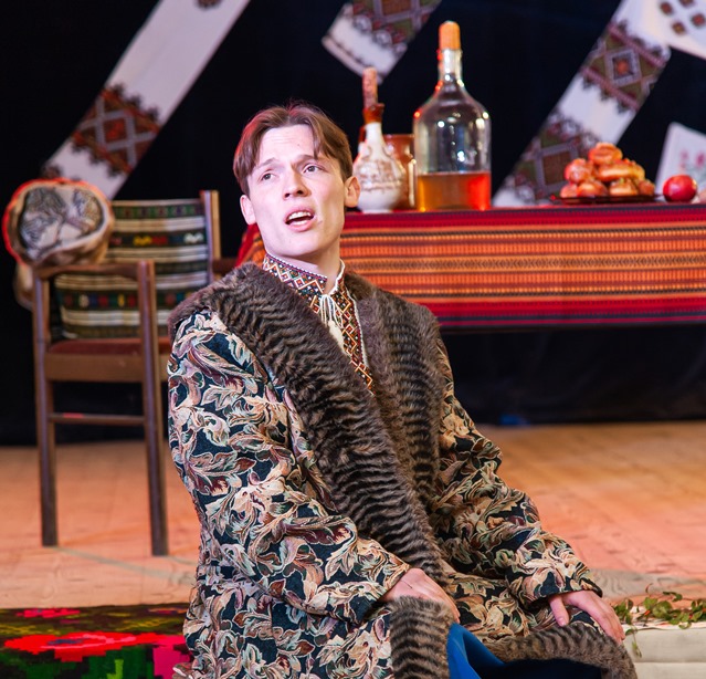 Олег Нищота виконує укр. нар. пісню в опр. Миколи Лисенка «Ох, і не стелися, хрещатий барвінку»